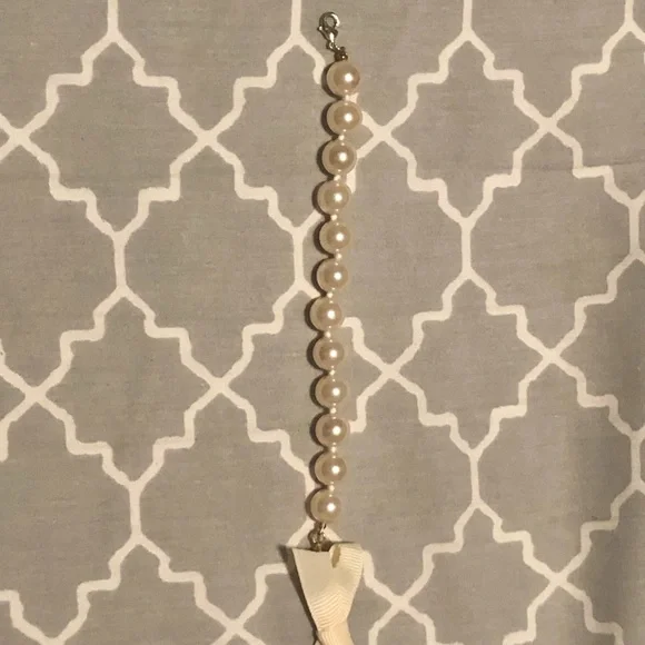 EUC Preppy Pearl Ivory Bow Tie Bracelet 🎀 - Picture 2 of 3